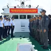 政委阮文勇少将一行在安江省富国特区海警第401海队港口看望慰问即将执行春节专项任务的“KN-373”号海警舰艇全体官兵，并交付了具体工作任务。图自越通社