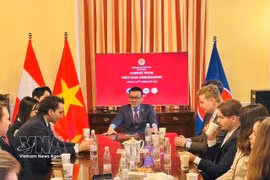 越南驻奥地利大使武黎泰黄与维也纳外交学院国际研究生及教师进行交流。图自越通社