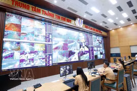 在公安部交通警察局指挥信息中心利用AI摄像头对交通状况进行全天候24小时监控。图自越通社