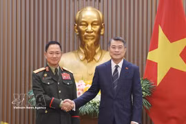 越南政府总理黎明兴会见老挝政府副总理兼国防部长坎良·奥萨宋大将。图自越通社