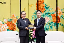 越南国会主席陈青敏向陕西省委书记赵一德赠送纪念品。图自越通社