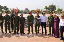 黎贵惇乡领导与乡公安对文化名人黎贵惇诞辰300周年纪念典礼舞台区域进行检查。图自baohungyen.vn