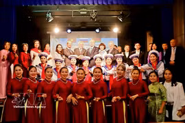 匈牙利越南妇女协会成员与出席活动的代表们合影留念。图自越通社