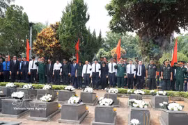 嘉莱省在德基烈士陵园为在柬埔寨战场上牺牲的18具越南志愿军和专家烈士遗骸举行追悼会和安葬仪式。图自越通社