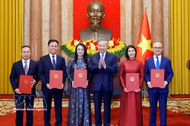 越南五名外交官被任命驻外大使 越共中央总书记、国家主席苏林颁发任命决定。图自越通社