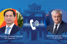 越南政府副总理兼外长裴青山与乌克兰外交部长安德里·西比加通电话。