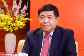 越共中央委员、政府党委常务委员、政府副总理阮志勇在接受越通社记者采访。图自越通社