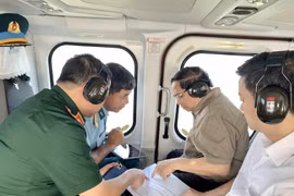 越南政府总理范明政及工作代表团乘机考察了金瓯地区经济社会发展、保障海岛国防安全情况。图自越通社