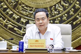 越南国会主席、规范性法律文件体系总体审查指导委员会主任陈青敏在国会大厦主持召开了指导委员会常务会议。图自越通社