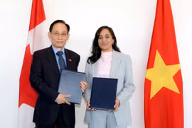  越南外交部长黎怀忠与加拿大外交部长阿妮塔·阿南德举行会谈。（越南外交部供图）