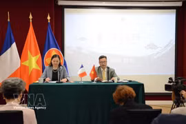 越南驻法国大使郑德海在新闻发布会上介绍越南舞台艺术周活动相关信息。图自越通社