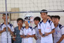 无人机足球（Drone Soccer）科技游乐场气氛热烈。图自越通社