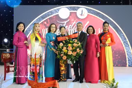 越南驻德国大使阮得成向欧洲越南女企业家协会主席郑氏未赠送鲜花表示祝贺。图自越通社