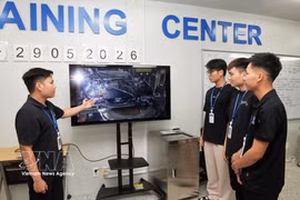 专家在北宁省安丰工业园区的Amkor Technology（越南）有限责任公司的高科技半导体生产线上指导工人。图自越通社