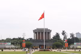 几天来，众多民众和游客纷纷前往巴亭广场。图自越通社