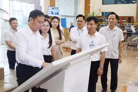 北宁市人民委员会副主席陶清长视察市行政公务服务中心开展"人民助手"应用沙盒试点的情况。图：bacninhtv.vn