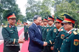 越共中央总书记、国家主席、中央军委书记苏林及中央工作代表团视察国防部12军团308机械化步兵师。图自越通社