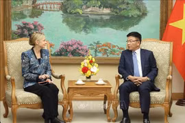 越南政府副总理黎成龙会见了总部位于美国的亚马逊集团国际公共政策副总裁苏珊·波因特尔。图自越通社