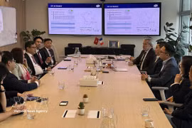 越南驻法国大使郑德海及大使馆工作代表团到访位于巴黎拉德芳斯区的FPT集团办公室。图自越通社