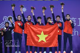资料图：越南女子藤球队在印度尼西亚举办的2023年亚洲运动会上夺得金牌。图自越通社