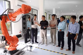 在岘港大学理工大学所属的工业机器人与人工智能应用研究开发培训中心进行工业机器人测试。图自越通社