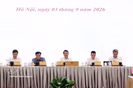 越南政府办公厅主任邓春峰部长在河内主持召开2026年8月份政府例行新闻发布会。