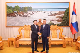 越共中央政治局委员、越南公安部部长梁三光大将与老挝人民革命党中央书记处书记、公安部部长万通·贡玛尼上将举行会晤。bocongan.gov.vn