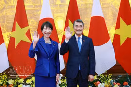 越南政府总理黎明兴与日本首相高市早苗在欢迎仪式上合影。图自越通社