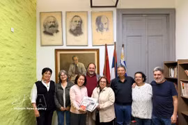 越南驻阿根廷兼驻乌拉圭大使吴明月与乌拉圭共产党代表合影留念。图自越通社