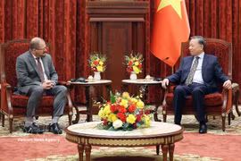 越共中央总书记、国家主席苏林会见正在访问越南的美国高通公司总裁兼首席执行官克里斯蒂亚诺·阿蒙。图自越通社