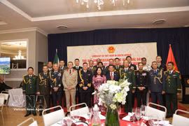 出席越南国庆81周年纪念活动的越南驻南非大使与各国驻南非外交使团及国防力量代表合影。图自越通社
