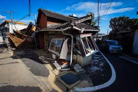 日本熊本县地震后受损的房屋（2026年7月29日）。图：新华社/越通社