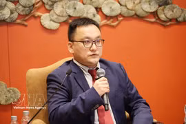 中央党校党建教研部郑寰教授回答越通社驻北京记者关于当前中国共产党与越南共产党关系的提问。图自越通社