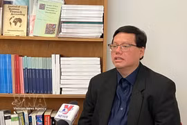 英国布里斯托大学高级讲师胡国俊博士接受越通社驻伦敦记者采访。图自越通社