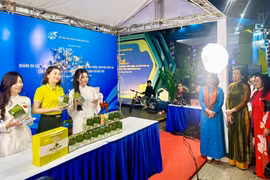附图：MD Queens股份公司总经理郑金舒女士（左二）正在进行一场介绍苦丁茶产品的直播活动。图自hanoimoi.vn