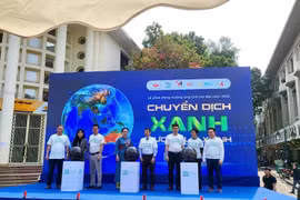 2025年地球小时活动于3月22日在河内还剑湖畔步行街区举行。图自Vietnam+