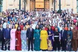 越南国家副主席武氏映春（第一排中间）同各位代表合影。图自越通社