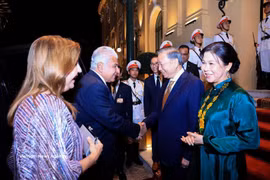10月6日晚，越共中央总书记、国家主席苏林和夫人于10月6日晚为巴拿马共和国总统何塞·劳尔·穆利诺和夫人举行招待宴会。图自越通社