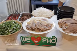 越南传统牛肉河粉亮相活动现场。图自越通社