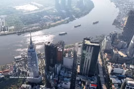 附图：胡志明市中心区域西贡河畔的金融楼群。图自越通社