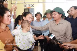胡国勇副总理向有亲人遇难和失踪的家庭表示深切哀悼，并鼓励大家早日克服困难。图自越通社