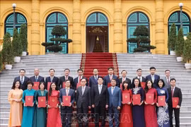 梁强主席与各位新任驻外大使和代表机构首席代表合影。图自越通社