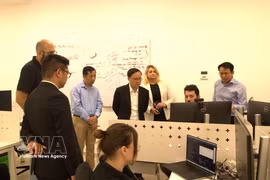 Qarakal Quantum公司代表向阮奇山大使介绍量子技术的潜在应用。图自越通社