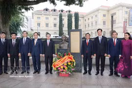 越共中央政治局委员、中央书记处常务书记陈锦秀同越南共产党高级代表团在胡志明主席雕像和纪念碑前敬献鲜花，缅怀胡志明主席。图自越通社