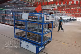 机器人从仓库自动运送原料到Maxport公司的生产线。图自越通社