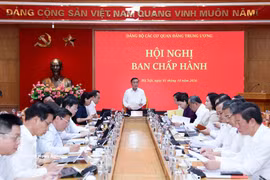 中央书记处常务书记陈锦秀主持会议。图自越通社