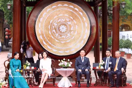 越共中央总书记、国家主席苏林夫妇为韩国总统李在明和夫人主持升龙皇城特别友好活动