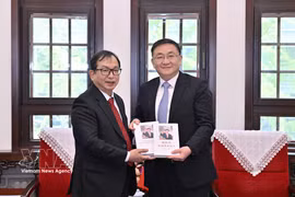 越通社副社长阮俊雄（左）与新华社副总编辑任卫东。图自越通社