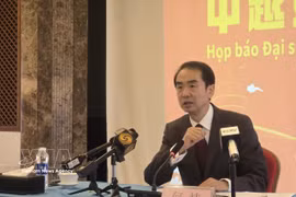 中国驻越南大使何炜在中越媒体吹风会上接受记者采访。图自越通社