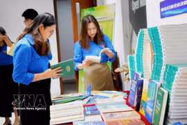 越南社会科学翰林院青年团员参加“将知识与政策制定相结合”图书周活动。图自越通社
